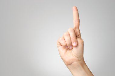 üzerinde parmak alçı