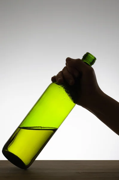 Mano femminile afferrare una bottiglia — Foto Stock