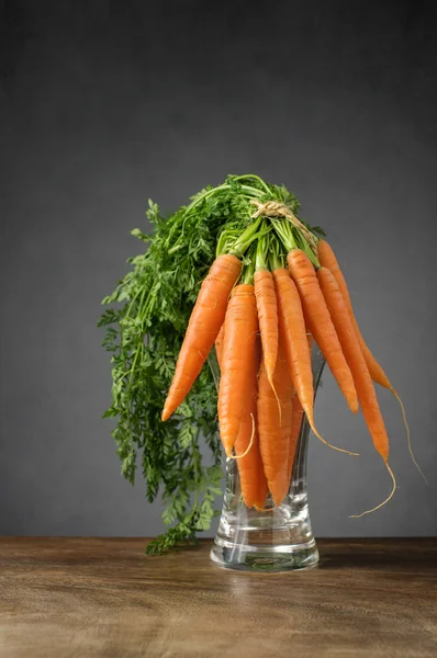 Zanahorias frescas en un jarrón de vidrio —  Fotos de Stock
