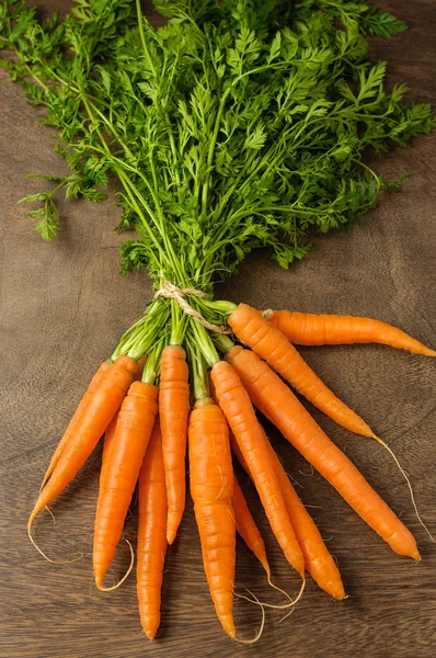 Carottes fraîches sur table en bois — Photo