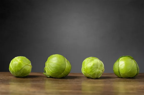 Bir satırda dört Brüksel lahanası — Stok fotoğraf