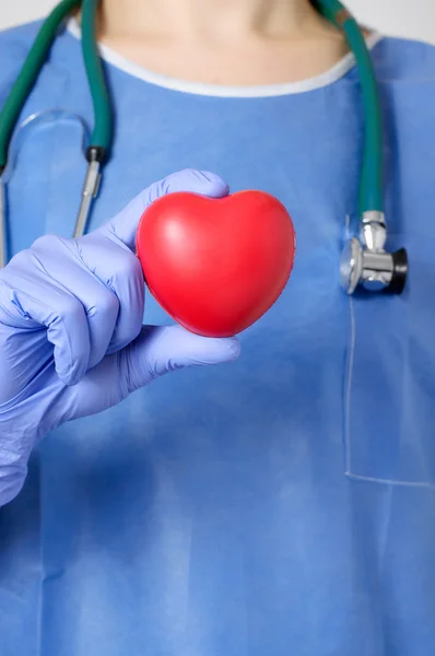 Herz in der Hand des Chirurgen — Stockfoto