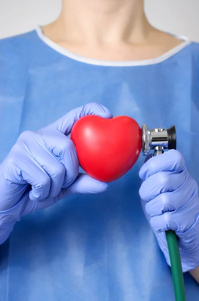 Arzt untersucht ein Herz — Stockfoto