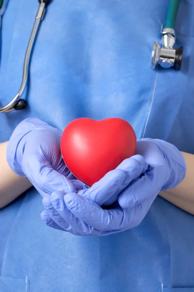 Médico segurando um coração — Fotografia de Stock