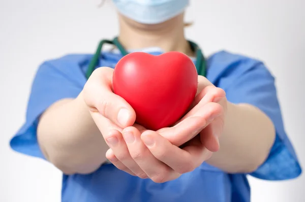 Doktor drží srdce — Stock fotografie