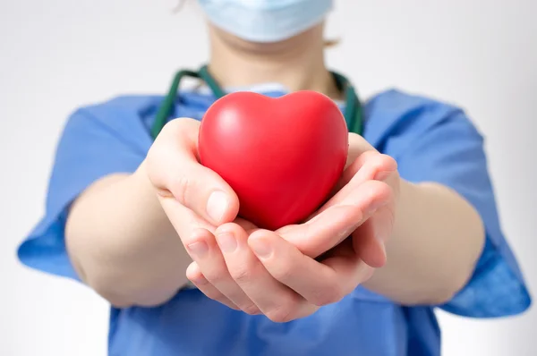 Médico segurando um coração — Fotografia de Stock