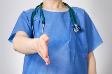 kadın doktor ona el sıkışma sunan