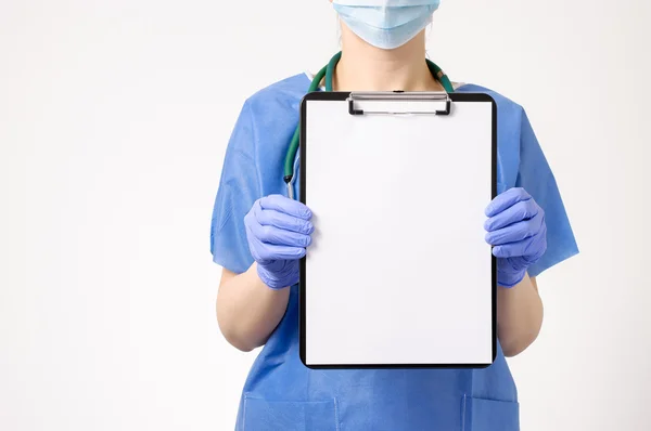 Doctor showing blank clipboard — Stock Photo, Image