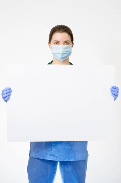 Médico segurando cartaz em branco — Fotografia de Stock