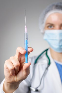 Şırıngalı kadın doktor