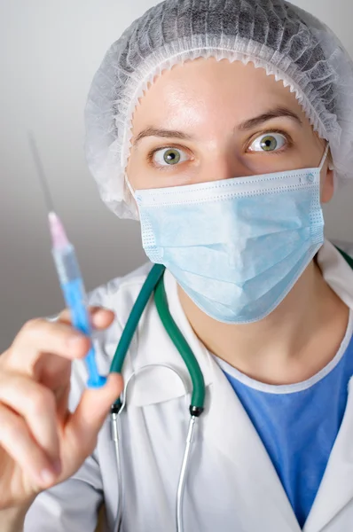 Kvinnlig läkare med spruta — Stockfoto