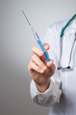 Şırıngalı kadın doktor