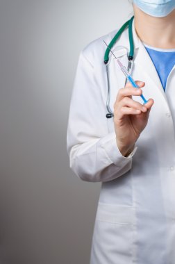 Şırıngalı kadın doktor