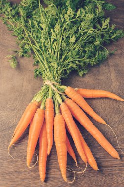 Tahta masadaki havuçlar