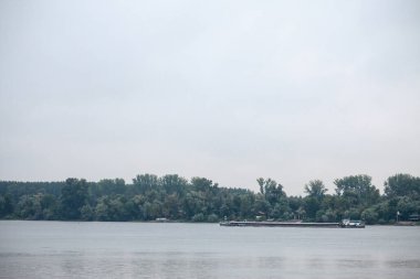 Kargo gemisi, bir mavna, Sırbistan 'da Tuna Nehri üzerinde, Belgrad' da, inşaat malzemeleri taşıyordu. Tuna Nehri, Avrupa 'da önemli bir nakliye akış ekseni.
