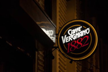 BELGRAD, SERBIA - 1 Şubat 2020: Caffe Vergnano logosu Belgrad 'daki perakende kafelerinden birinin önünde. Caffe Vergnano İtalyan kahve üreticisi, dağıtımcısı ve perakendecisi.