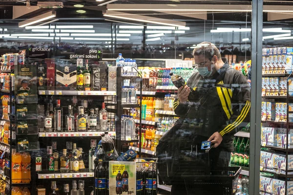 Belgrade Serbia Outubro 2020 Cliente Supermercado Jovem Comprando Comprando Refrigerantes — Fotografia de Stock