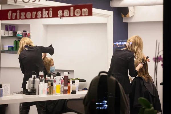 Belgrade Serbia October 2020 Reflection Mirror Hairdresser Woman Cutting Hair — Stock Photo, Image