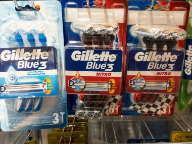 BELGRAD, SERBIA - 29 Eylül 2020: Belgrad 'da satılık tek kullanımlık tıraş bıçaklarının Gillette logosu. Gillette bir Amerikan markası. Procter ve Gamble 'dan. Tıraş bıçağı ve ürünler konusunda uzmandır.