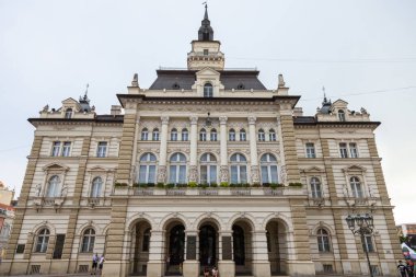 NOVI SAD, SERBIA - 1 Temmuz 2017: Belediyeli Trg Slobode Meydanı, veya Novi üzgün, Sırbistan 'ın ikinci büyük kenti Gradska Kuca, insanların geçtiği