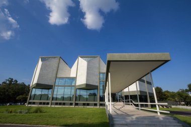 BELGRAD, SERBIA - 20 Temmuz 2018: Güneşli bir öğleden sonra Belgrad Çağdaş Sanatlar Müzesi. MSU veya Muzej Savrene Umetnosti olarak da bilinir, Brutalist Mimarinin bir sembolüdür.
