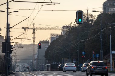 BELGRAD, SERBIA - 25 Ekim 2020: Gün batımında yoğun kirlilik altında, Ruzveltova caddesinde trafik sıkışıklığı ve diğer araçlar. Belgrad Sırbistan 'ın başkentidir
