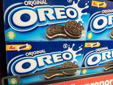 BELGRAD, SERBIA - 6 Ekim 2020: satılık kurabiye paketlerindeki oreo logosu. Oreo, Mondelez 'in bir parçası olan Nabisco tarafından üretilen wafer sandviçli bisküvi markasıdır.