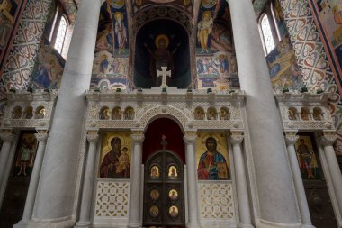 TOPOLA, SERBIA - 27 Mayıs 2017: Karacorceviç hanedanının Yugoslav krallarının kalıntılarına ev sahipliği yapan ortodoks kilisesi olan Oplenac Royal mozolesinin iç mimarisi