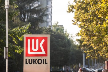 BELGRAD, SERBIA - 23 Ağustos 2020: Lukoil logosu Sırbistan 'daki ana ofislerinin üzerinde. Lukoil Şirketi, Doğu Avrupa 'nın çoğunda mevcut olan ana Rus petrol ve doğalgaz üreticisi.