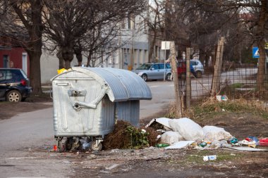 BELGRAD, SERBIA - 2 Şubat 2020: Çöp bidonları ve konteynırları dolu, taşmış, çantalar Belgrad, Balkanlar 'ın yerleşim bölgesine düşüyor ve çoğu zaman atık yönetimi sorunlarıyla uğraşıyor