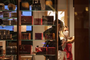 BELGRAD, SERBIA - 18 Ekim 2020: Coronavirus covid 19 krizi sırasında yüz maskesi koruyucu ekipman giyen iki kadın, müşteri ve personel