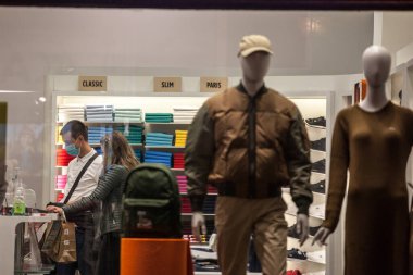 BELGRAD, SERBIA - 15 Ekim 2020: Coronavirus covid 19 sağlık krizi sırasında Belgrad 'da ayakkabı mağazasının ayakkabı mağazasında ayakta durup ayakkabılarını kontrol eden müşteri