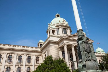 Sırbistan Cumhuriyeti Ulusal Meclisi 'nin Belgrad' daki ana girişi. Namı diğer Narodna Skupstina, Sırbistan Ulusal Meclisi 'nin ve ülkenin parlamentosunun merkezidir.