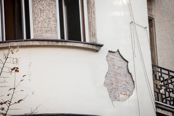 Descascamento Gesso Uma Parede Fachada Edifício Residencial Com Buraco Deixando — Fotografia de Stock