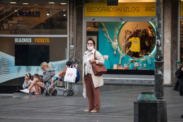 BELGRAD, SERBIA - 10 Ekim 2020: Coronavirus covid 19 sağlık krizi sırasında Belgrad 'ın Kneza Mihailova caddesinde solunum maskesi takan yaşlı kadın