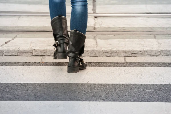 Pés Uma Mulher Com Botas Andando Nas Tiras Brancas Uma — Fotografia de Stock