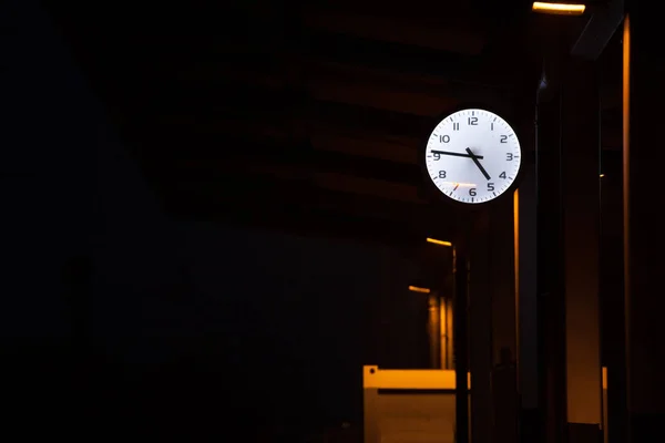 Αναλογικό Ρολόι Στην Πλατφόρμα Ενός Σταθμού Τρένων Την Νύχτα Κατά — Φωτογραφία Αρχείου