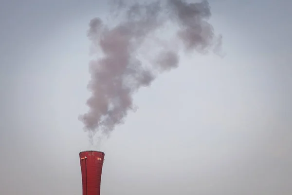 Cheminée Rouge Industrielle Une Usine Fonctionnant Libérant Des Fumées Fumées — Photo