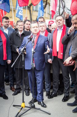 SUBOTICA, SERBIA - 27 Mart 2016: İvica Daciç, Sırbistan Dışişleri Bakanı ve Sırbistan Sosyalist Partisi lideri 2016 parlamento seçimleri kampanyası sırasında bir konuşma yaptı