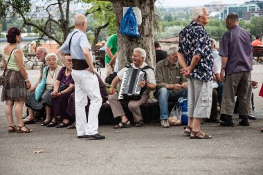 BELGRAD, SERBIA - 2 Temmuz 2017: Sırp yaşlılar Belgrad 'ın ana parkı Kalemegdan kalesinde yazın eğleniyor ve gülüyor