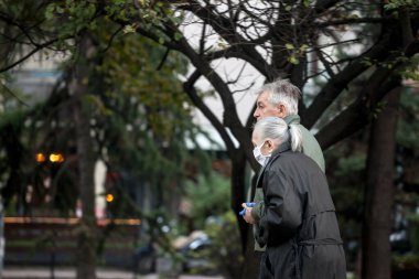 BELGRAD, SERBIA - NOVEMBER 8, 2020: Coronavirus covid 19 sağlık krizi sırasında Belgrad 'ın ana caddesinde uyanan, solunum maskesi takan yaşlı erkek ve kadın