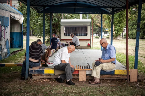 Βελιγραδι Σερβια Ιουλιου 2017 Γέροι Ανώτεροι Παίζουν Σκάκι Πάρκο Στο — Φωτογραφία Αρχείου