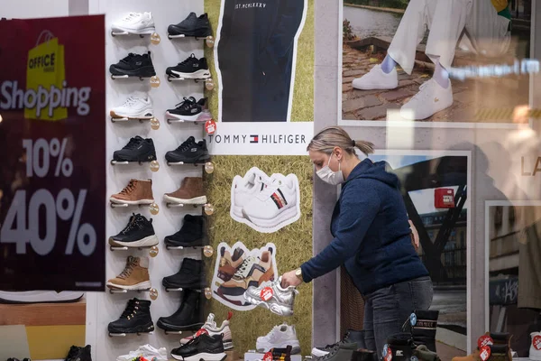Belgrade Serbia Noviembre 2020 Empleado Una Tienda Zapatos Boutique Calzado —  Fotos de Stock
