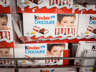 BELGRAD, SERBIA - 8 Kasım 2020: Çikolatalı Kinder logosu satılık çikolatalarının bazılarında. Kinder İtalyan Ferrero 'ya ait bir şekerleme markasıdır.