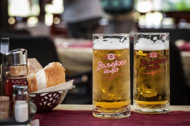 VALJEVO, SERBIA - 31 AĞUSTOS 2019: Valjevsko Pivo Birasının logosu soğuk bardaklarda. Valjevsko pivo, Valjevska Pivara Bira Fabrikası tarafından üretilen hafif bira..