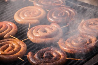 Srpska domaca kobasica adı verilen sarmal sosis sargıları, Rostilj adlı Sırp ızgarasında pişiriliyor. Kobasica, Sırbistan ve Balkanlar 'ın geleneksel pişmiş etlerinden biri..