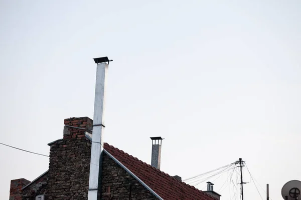 Chaminé Metal Recentemente Renovado Tubo Fogão Telhado Uma Casa Residencial — Fotografia de Stock