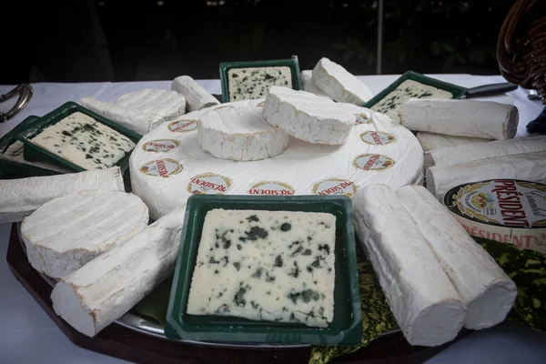 Belgrade Serbia July 2019 Presiden Roquefort Dan Brie Dikelilingi Oleh — Stok Foto