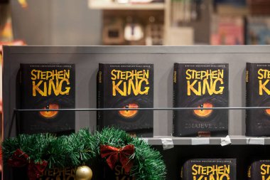 BELGRAD, SERBIA - 15 Kasım 2020: Stephen King romanı, Ejderhanın Gözleri, Sırpça (Zmajevi Oci), bir kitapçıda satılıktır. Stephen King Amerikalı bir roman yazarı.