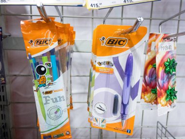 BELGRAD, SERBIA - NOVEMBER 8, 2020: Tükenmez kalem ve tükenmez kalem satan paketlerin üzerindeki bic logosu. Societe Bic, yazma araçları ve plastik cihazlar üzerine uzmanlaşmış bir Fransız şirketidir.